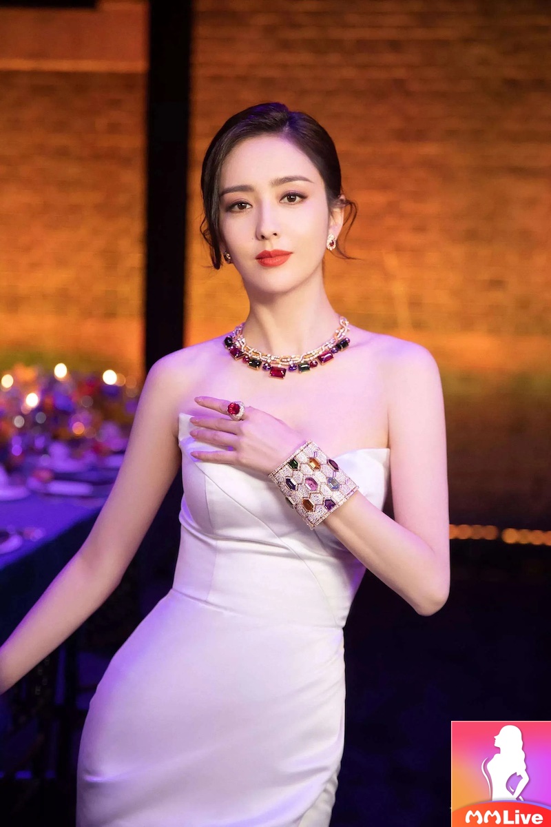 Mỹ nhân Tân Cương Đồng Lệ Á